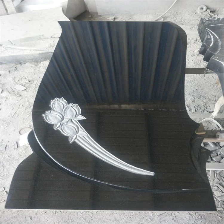 گل رز روی سنگ قبر